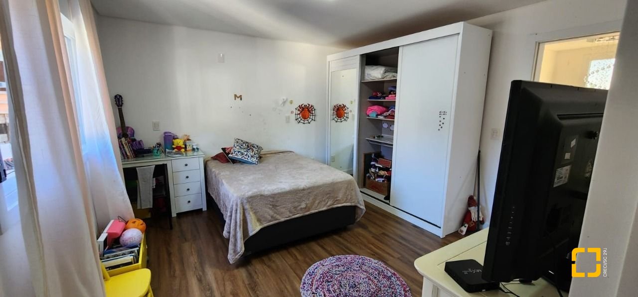 Casa de Condomínio com 200m², 7 quartos (sendo 3 suítes), 4 garagens, no bairro Cachoeira do Bom Jesus em Florianópolis