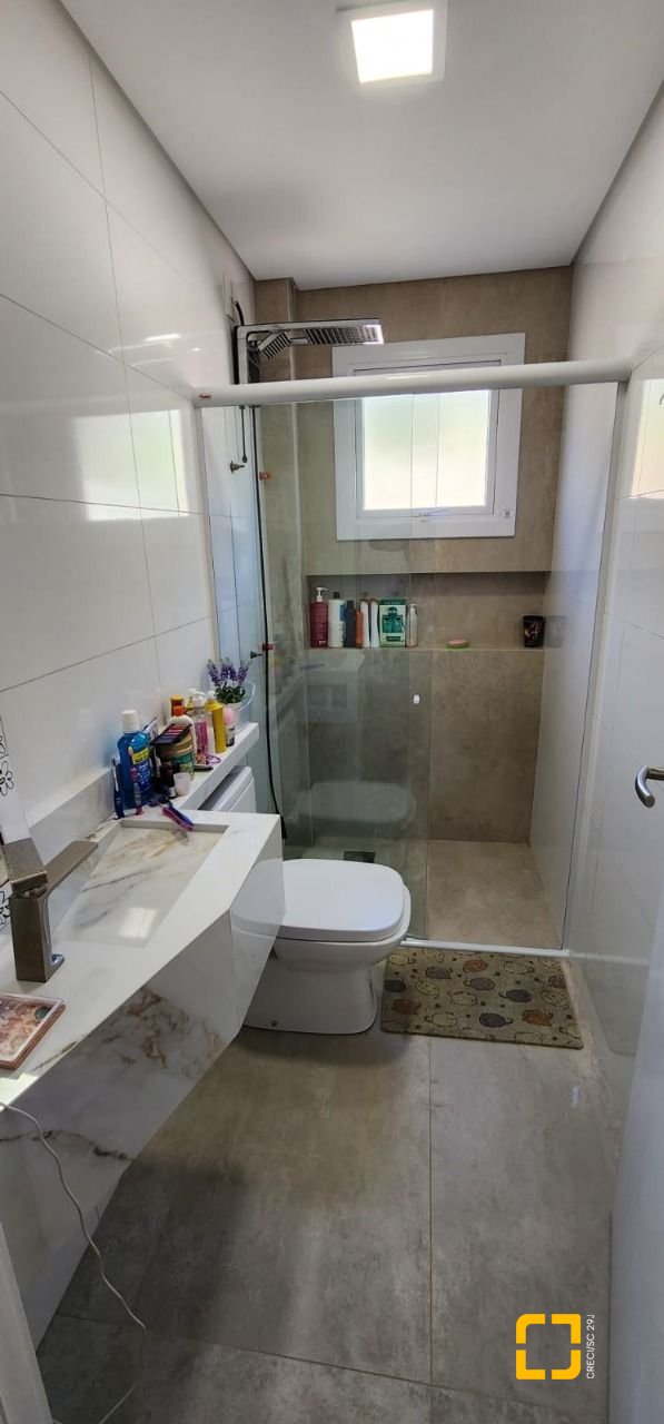 Casa de Condomínio com 200m², 7 quartos (sendo 3 suítes), 4 garagens, no bairro Cachoeira do Bom Jesus em Florianópolis