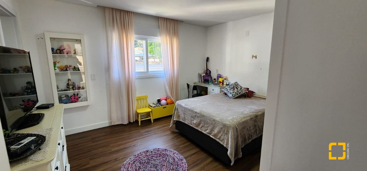 Casa de Condomínio com 200m², 7 quartos (sendo 3 suítes), 4 garagens, no bairro Cachoeira do Bom Jesus em Florianópolis