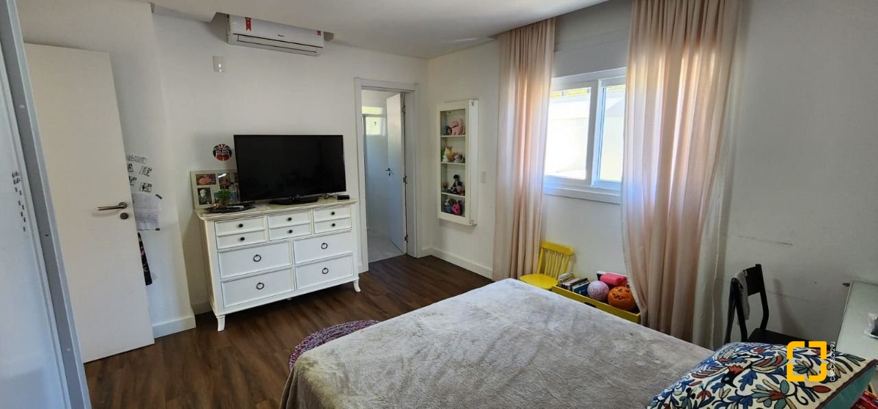 Casa de Condomínio com 200m², 7 quartos (sendo 3 suítes), 4 garagens, no bairro Cachoeira do Bom Jesus em Florianópolis