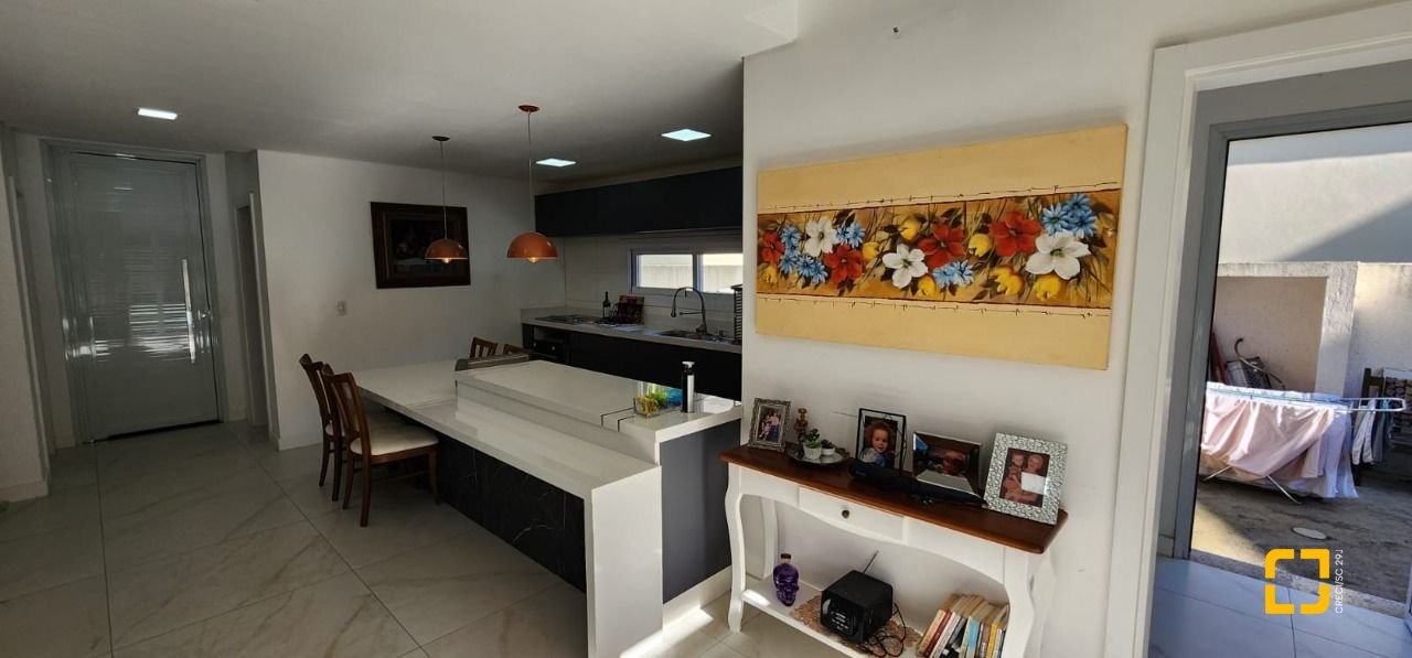 Casa de Condomínio com 200m², 7 quartos (sendo 3 suítes), 4 garagens, no bairro Cachoeira do Bom Jesus em Florianópolis
