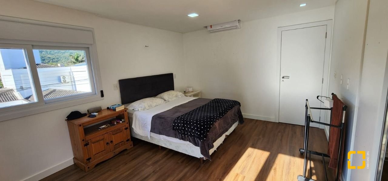 Casa de Condomínio com 200m², 7 quartos (sendo 3 suítes), 4 garagens, no bairro Cachoeira do Bom Jesus em Florianópolis