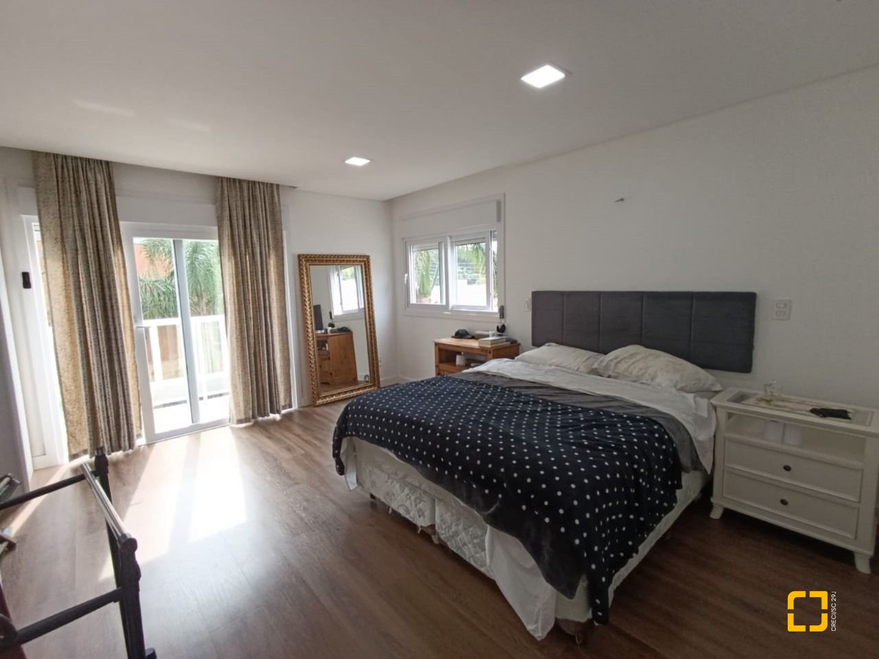 Casa de Condomínio com 200m², 7 quartos (sendo 3 suítes), 4 garagens, no bairro Cachoeira do Bom Jesus em Florianópolis