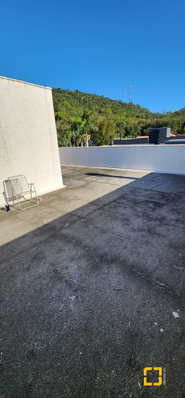 Casa de Condomínio com 200m², 7 quartos (sendo 3 suítes), 4 garagens, no bairro Cachoeira do Bom Jesus em Florianópolis