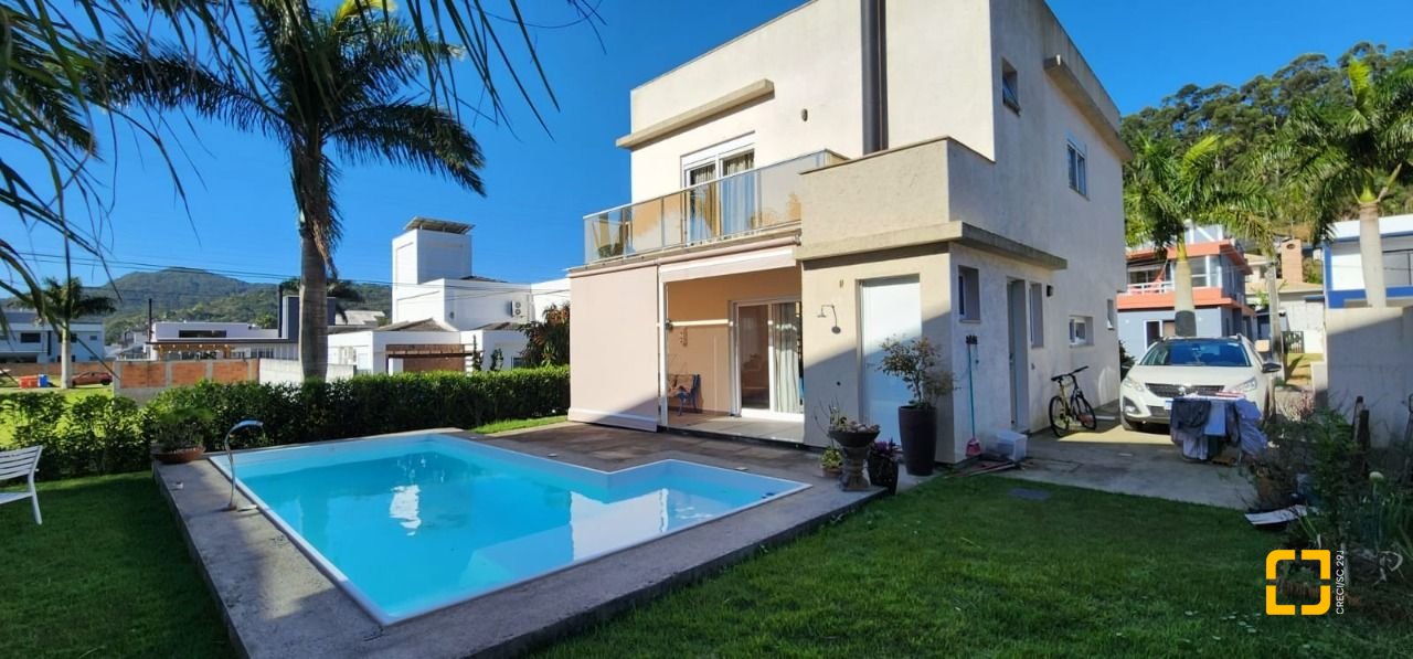 Casa de Condomínio com 200m², 4 quartos (sendo 3 suítes), 4 garagens, no bairro Cachoeira do Bom Jesus em Florianópolis