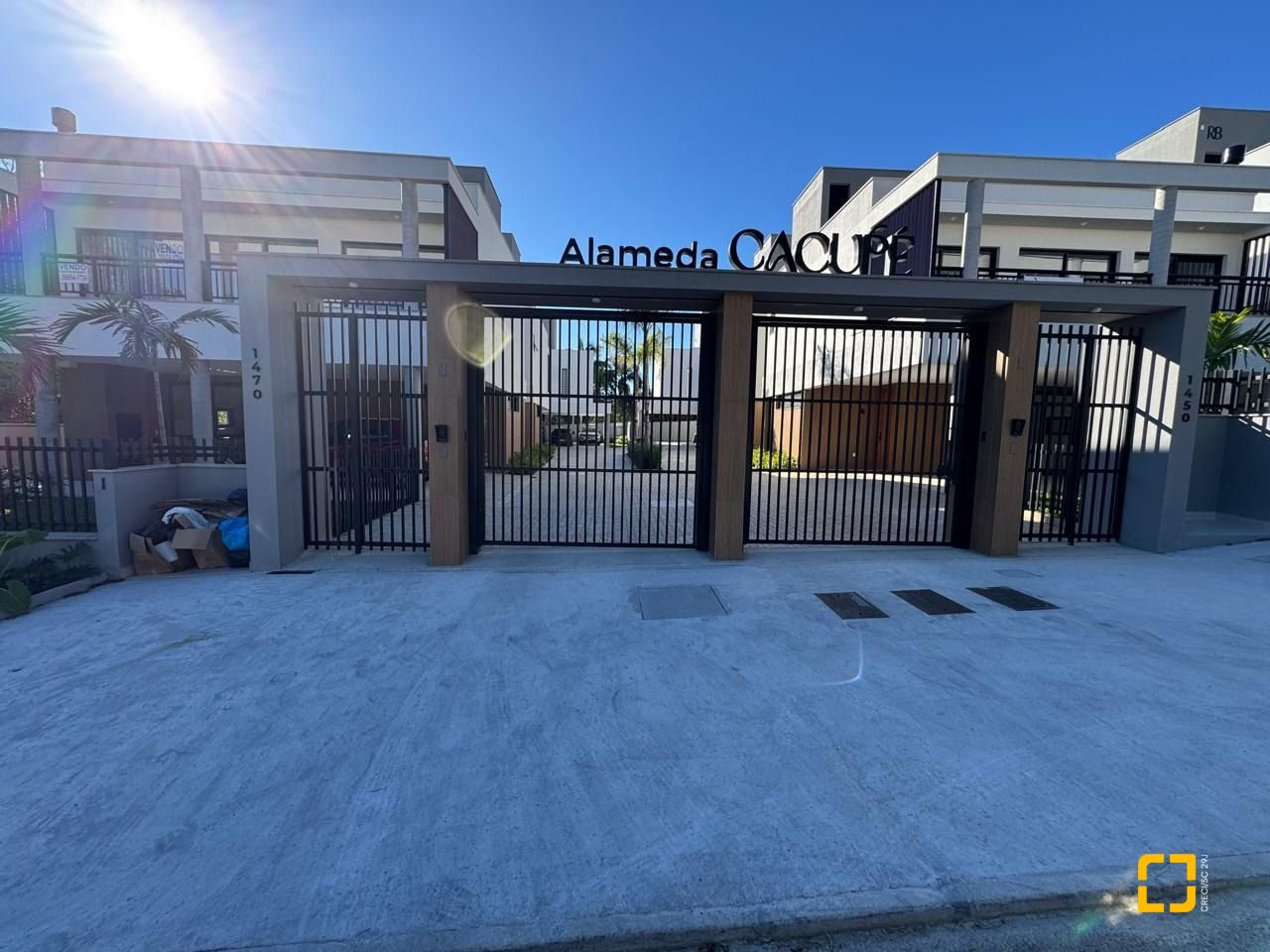 Casa de Condomínio com 242m², 6 quartos (sendo 3 suítes), 2 garagens, no bairro Cacupé em Florianópolis