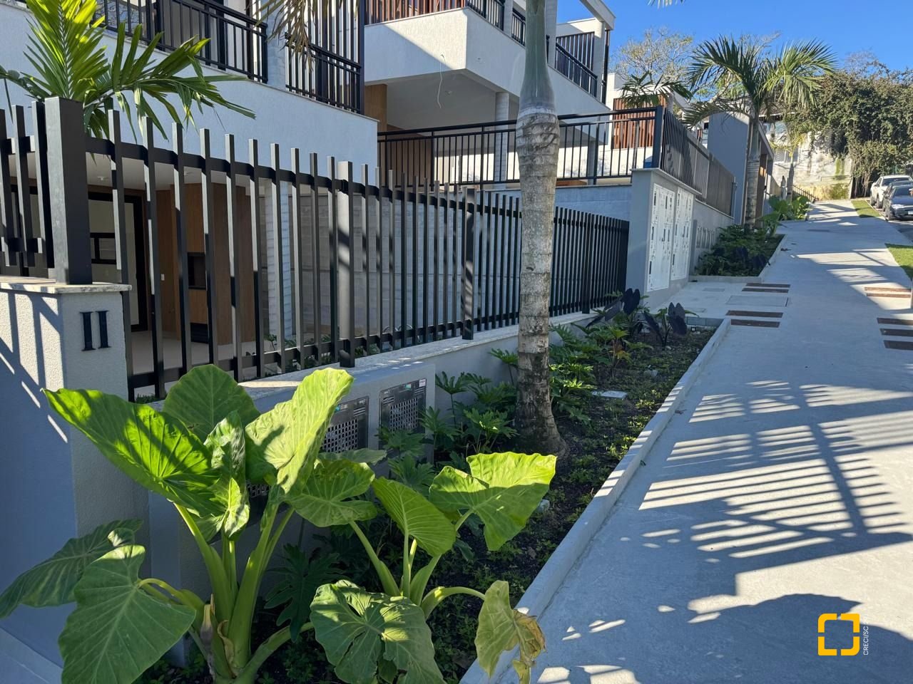 Casa de Condomínio com 242m², 6 quartos (sendo 3 suítes), 2 garagens, no bairro Cacupé em Florianópolis