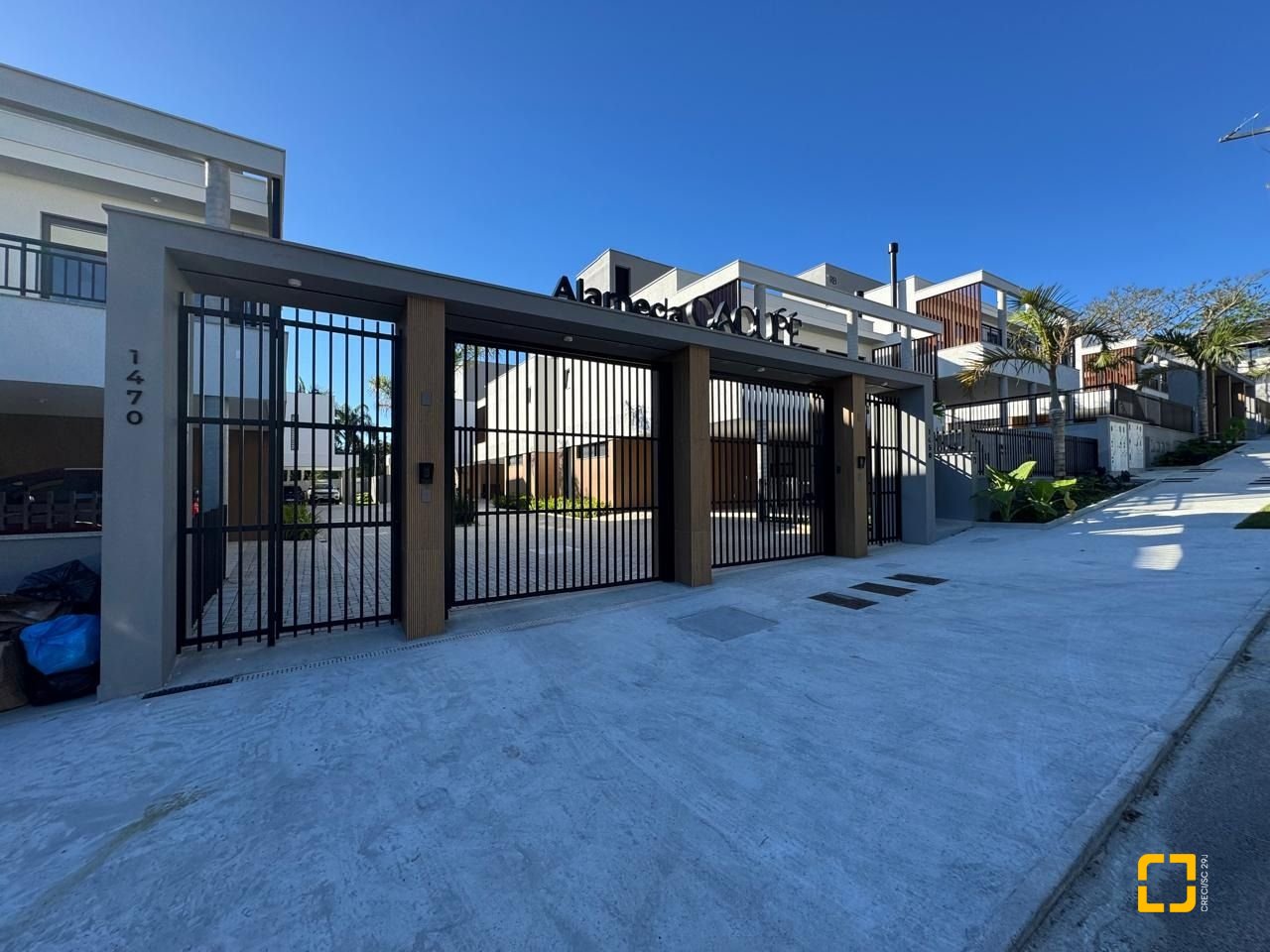 Casa de Condomínio com 242m², 6 quartos (sendo 3 suítes), 2 garagens, no bairro Cacupé em Florianópolis