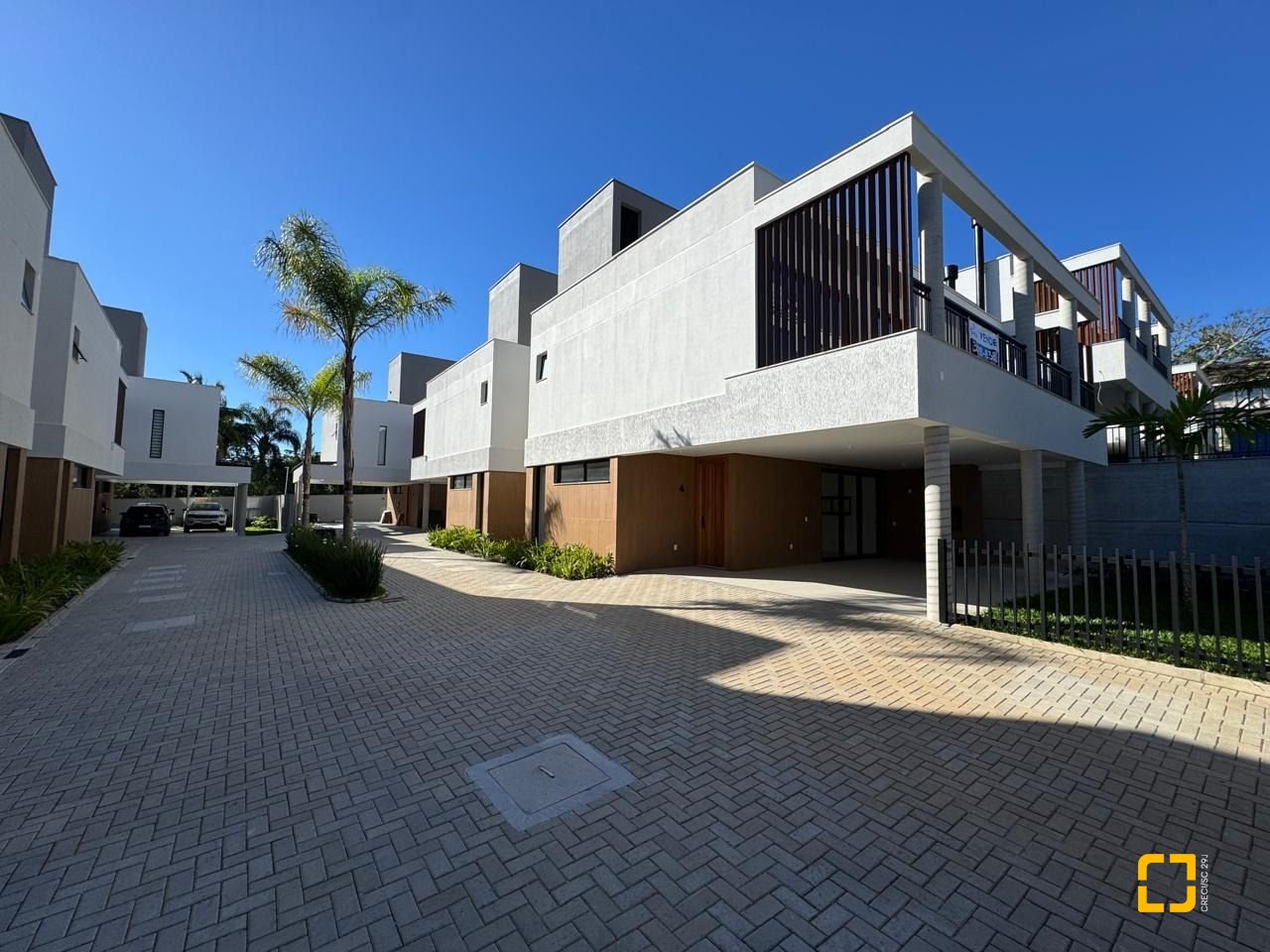 Casa de Condomínio com 242m², 6 quartos (sendo 3 suítes), 2 garagens, no bairro Cacupé em Florianópolis