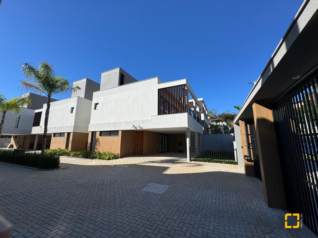 Casa de Condomínio com 242m², 6 quartos (sendo 3 suítes), 2 garagens, no bairro Cacupé em Florianópolis