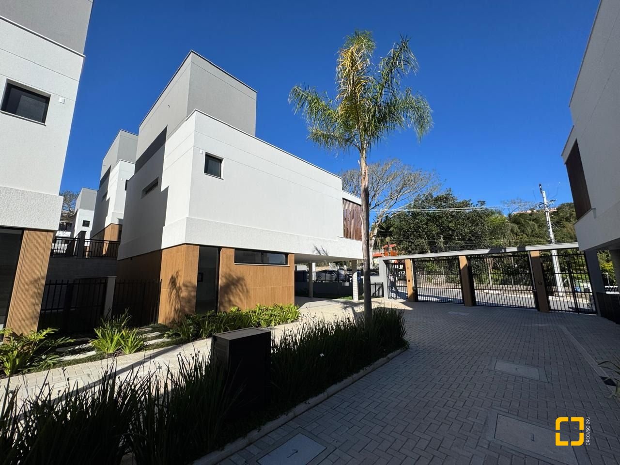 Casa de Condomínio com 242m², 6 quartos (sendo 3 suítes), 2 garagens, no bairro Cacupé em Florianópolis