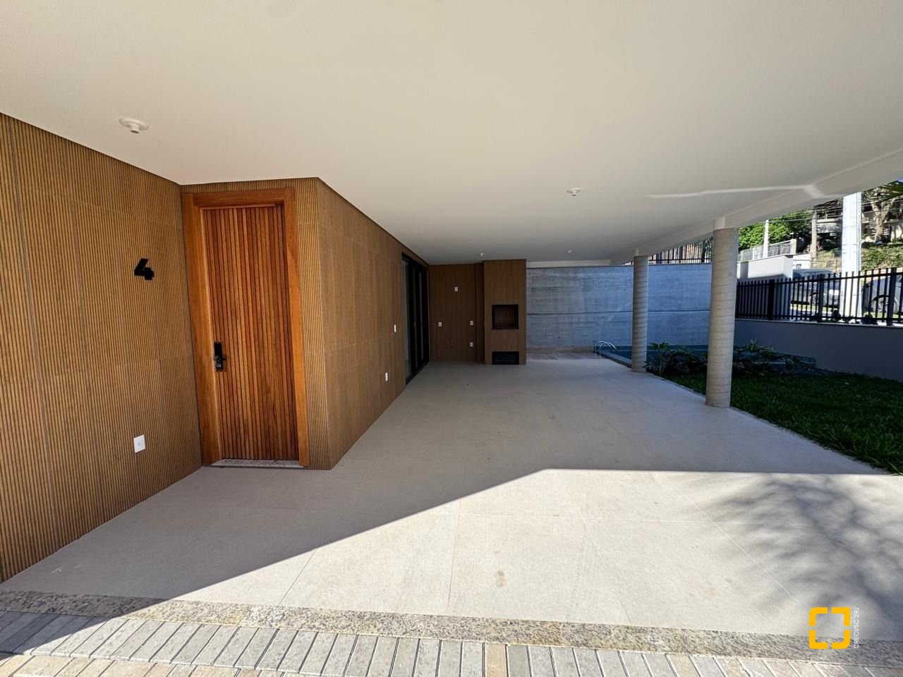 Casa de Condomínio com 242m², 6 quartos (sendo 3 suítes), 2 garagens, no bairro Cacupé em Florianópolis