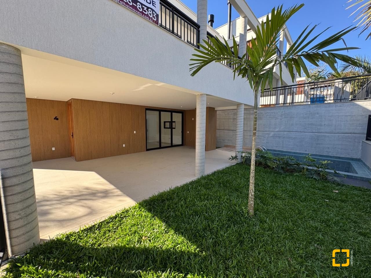Casa de Condomínio com 242m², 6 quartos (sendo 3 suítes), 2 garagens, no bairro Cacupé em Florianópolis