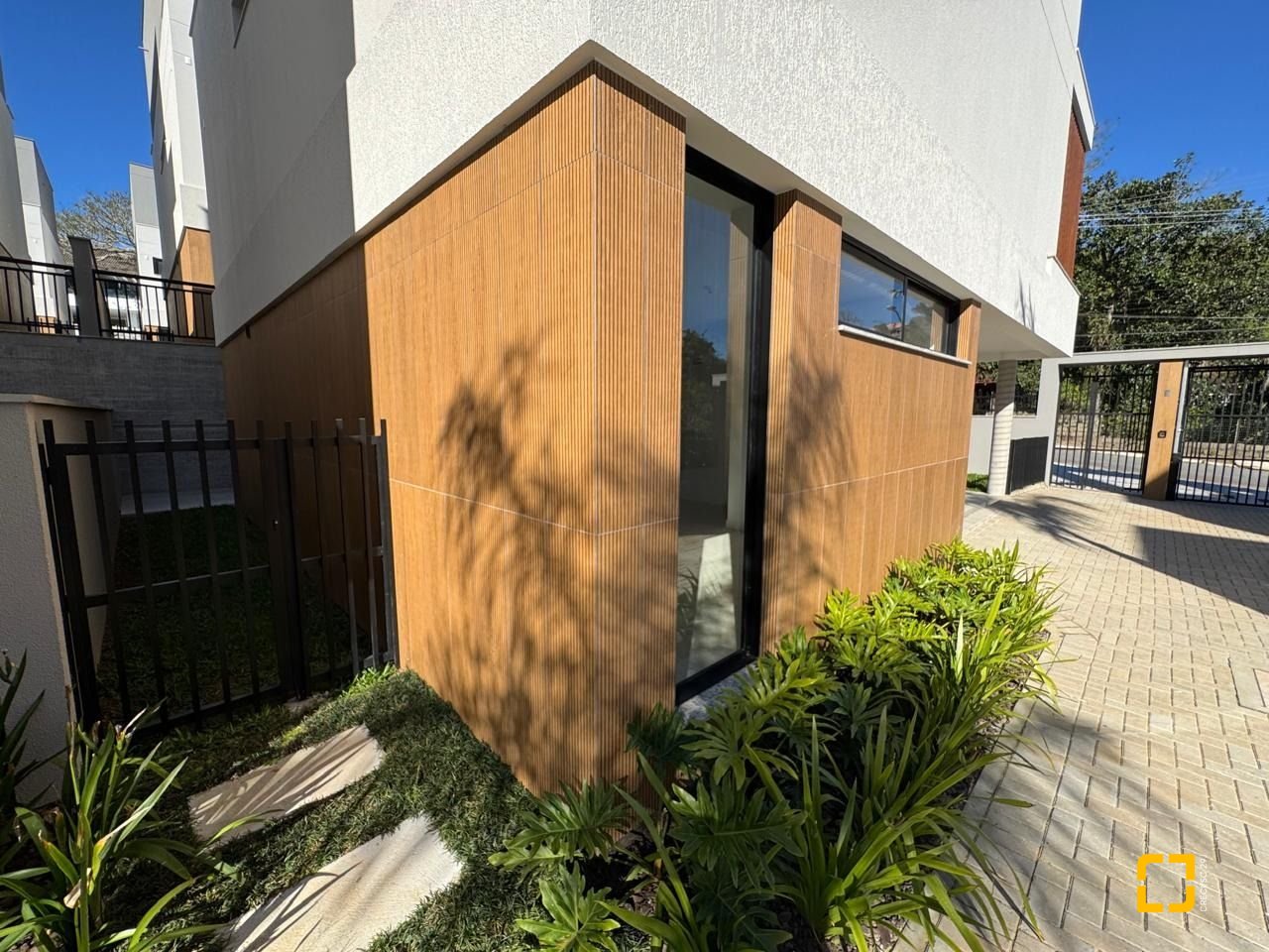 Casa de Condomínio com 242m², 6 quartos (sendo 3 suítes), 2 garagens, no bairro Cacupé em Florianópolis