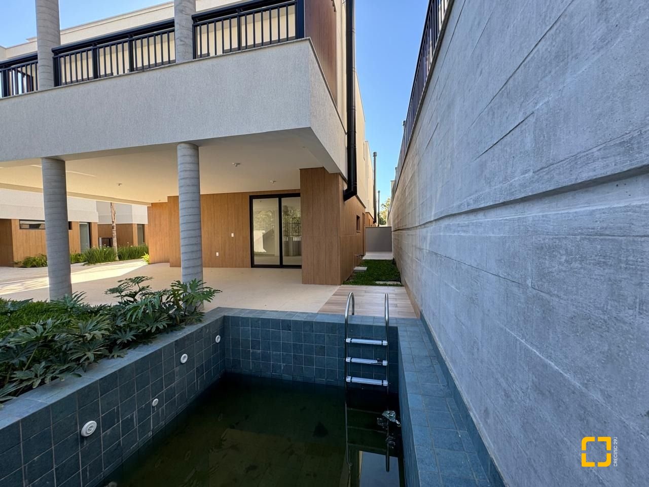 Casa de Condomínio com 242m², 6 quartos (sendo 3 suítes), 2 garagens, no bairro Cacupé em Florianópolis
