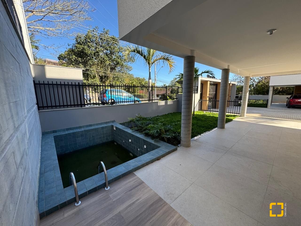 Casa de Condomínio com 242m², 6 quartos (sendo 3 suítes), 2 garagens, no bairro Cacupé em Florianópolis