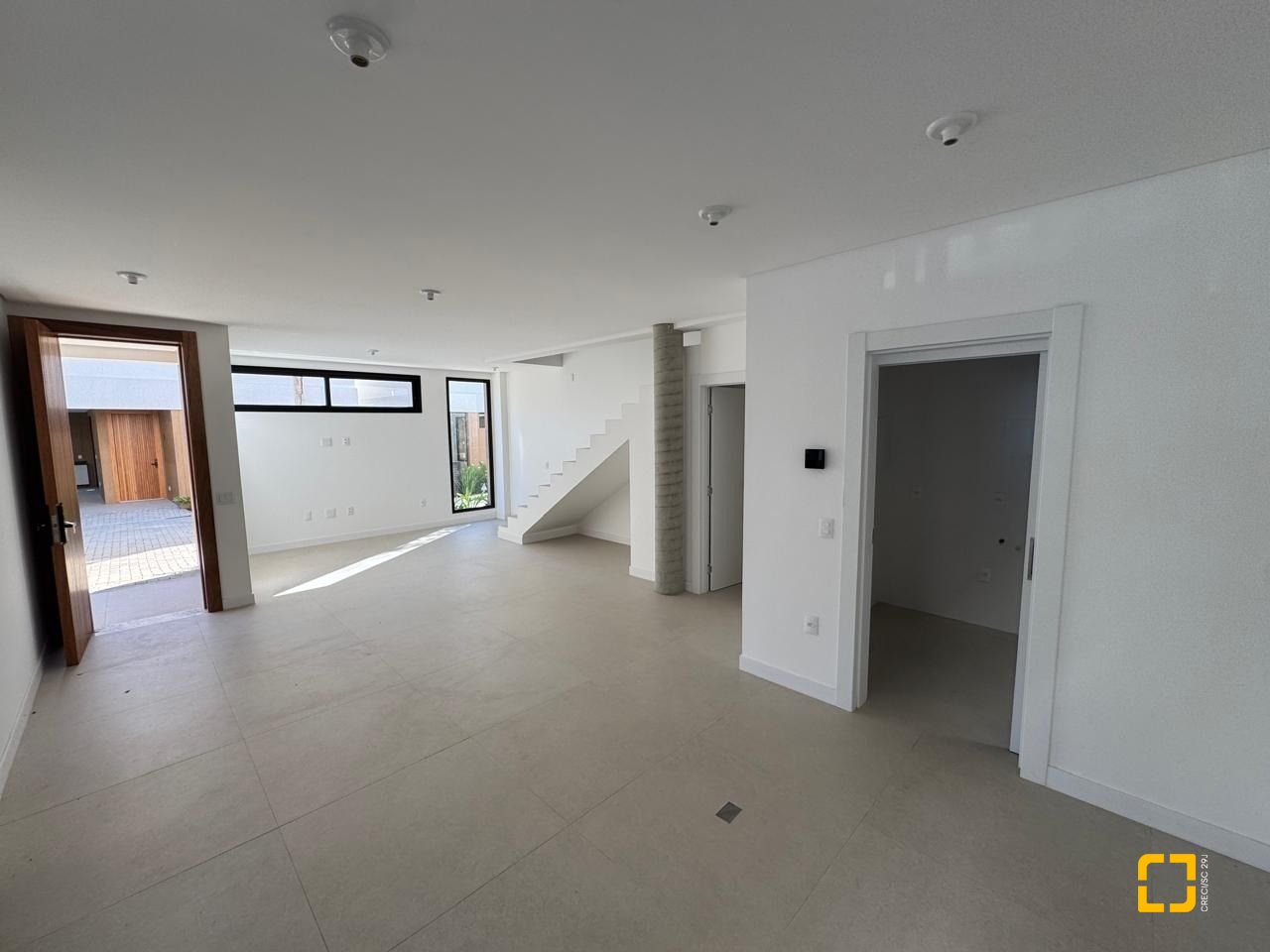 Casa de Condomínio com 242m², 6 quartos (sendo 3 suítes), 2 garagens, no bairro Cacupé em Florianópolis