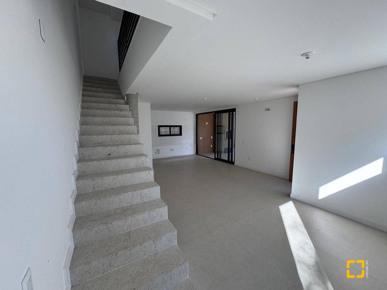 Casa de Condomínio com 242m², 6 quartos (sendo 3 suítes), 2 garagens, no bairro Cacupé em Florianópolis