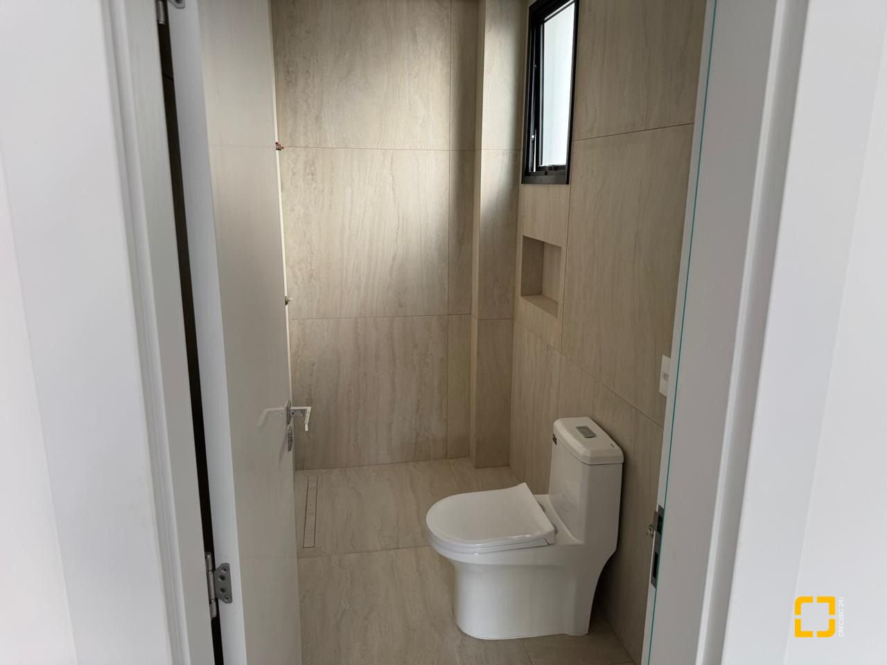 Casa de Condomínio com 242m², 6 quartos (sendo 3 suítes), 2 garagens, no bairro Cacupé em Florianópolis