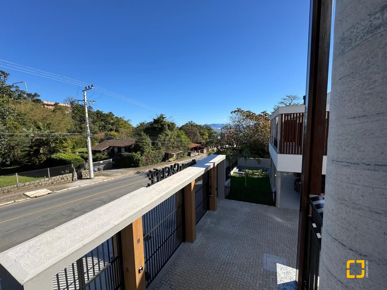 Casa de Condomínio com 242m², 6 quartos (sendo 3 suítes), 2 garagens, no bairro Cacupé em Florianópolis
