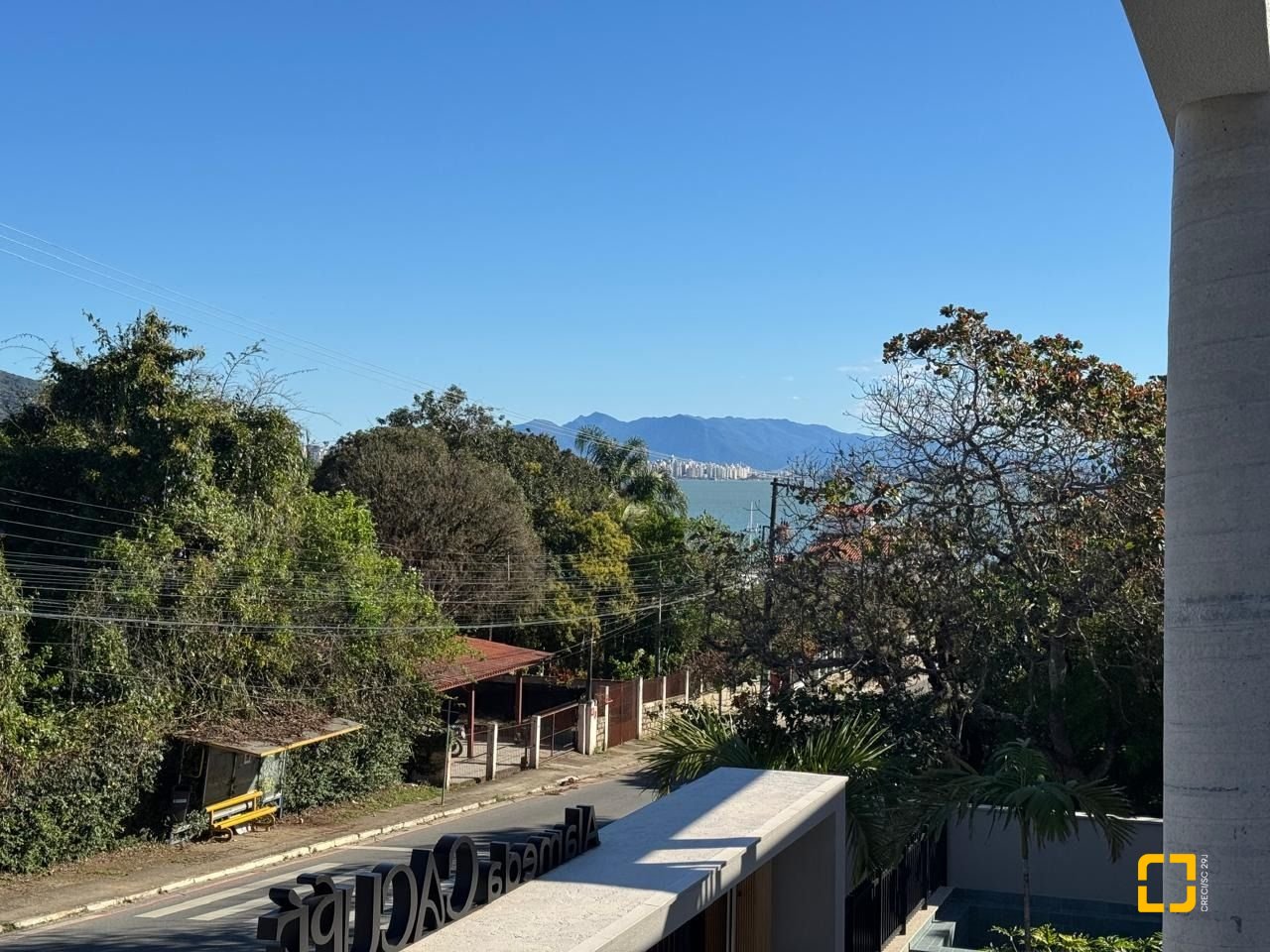 Casa de Condomínio com 242m², 6 quartos (sendo 3 suítes), 2 garagens, no bairro Cacupé em Florianópolis