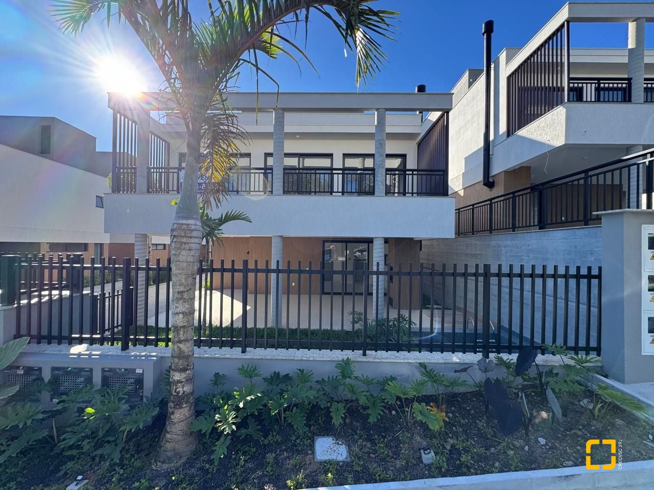 Casa de Condomínio com 242m², 6 quartos (sendo 3 suítes), 2 garagens, no bairro Cacupé em Florianópolis
