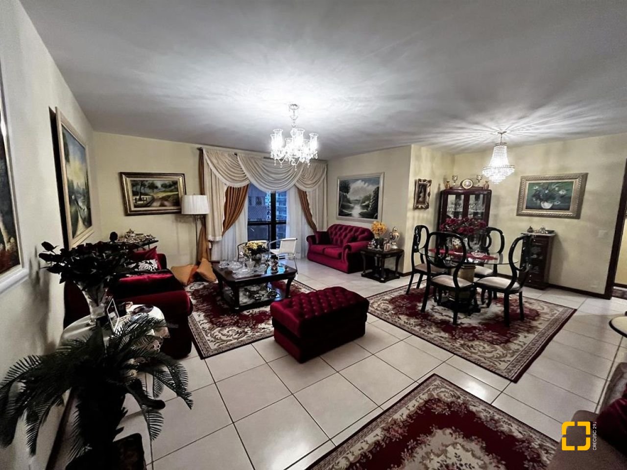 Apartamento com 140m², 5 quartos (sendo 2 suítes), 2 garagens, no bairro Centro em Florianópolis