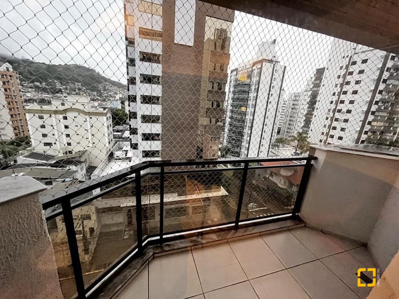 Apartamento com 140m², 5 quartos (sendo 2 suítes), 2 garagens, no bairro Centro em Florianópolis
