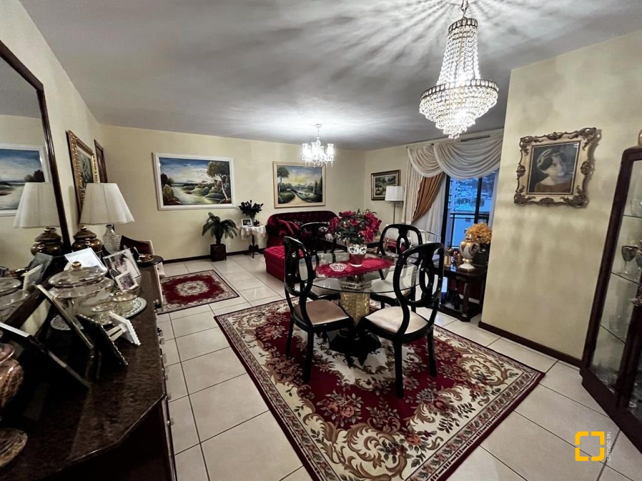 Apartamento com 140m², 5 quartos (sendo 2 suítes), 2 garagens, no bairro Centro em Florianópolis