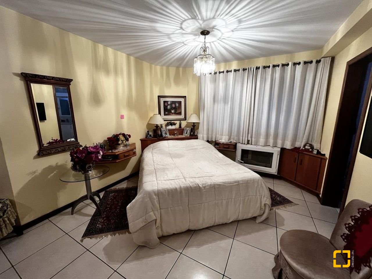 Apartamento com 140m², 5 quartos (sendo 2 suítes), 2 garagens, no bairro Centro em Florianópolis