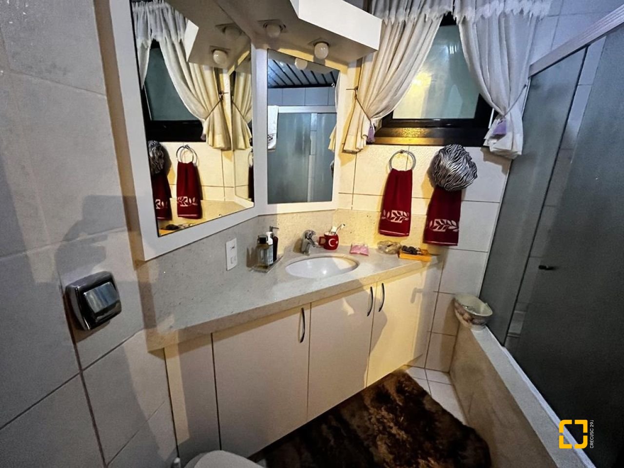 Apartamento com 140m², 5 quartos (sendo 2 suítes), 2 garagens, no bairro Centro em Florianópolis