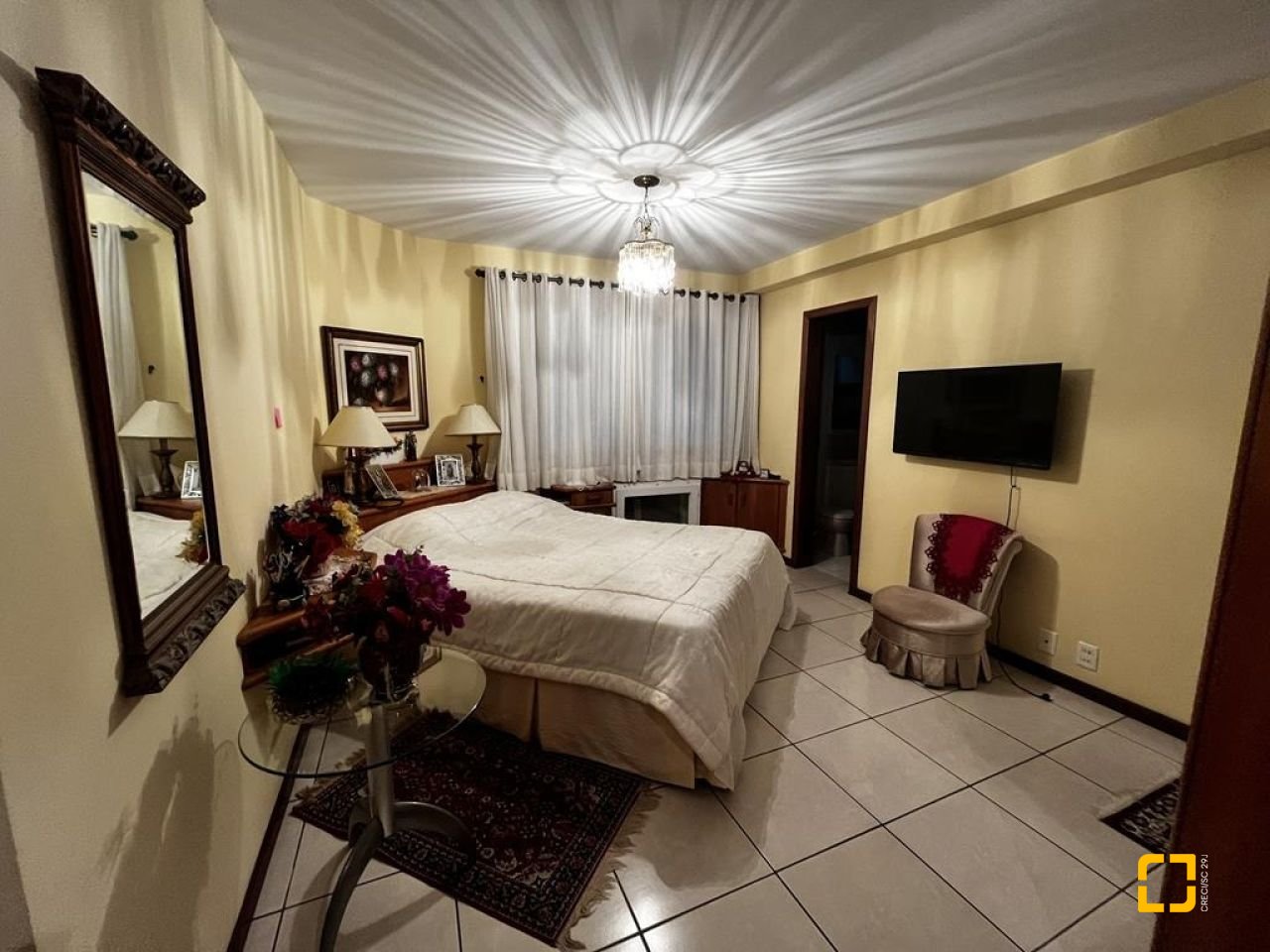 Apartamento com 140m², 5 quartos (sendo 2 suítes), 2 garagens, no bairro Centro em Florianópolis