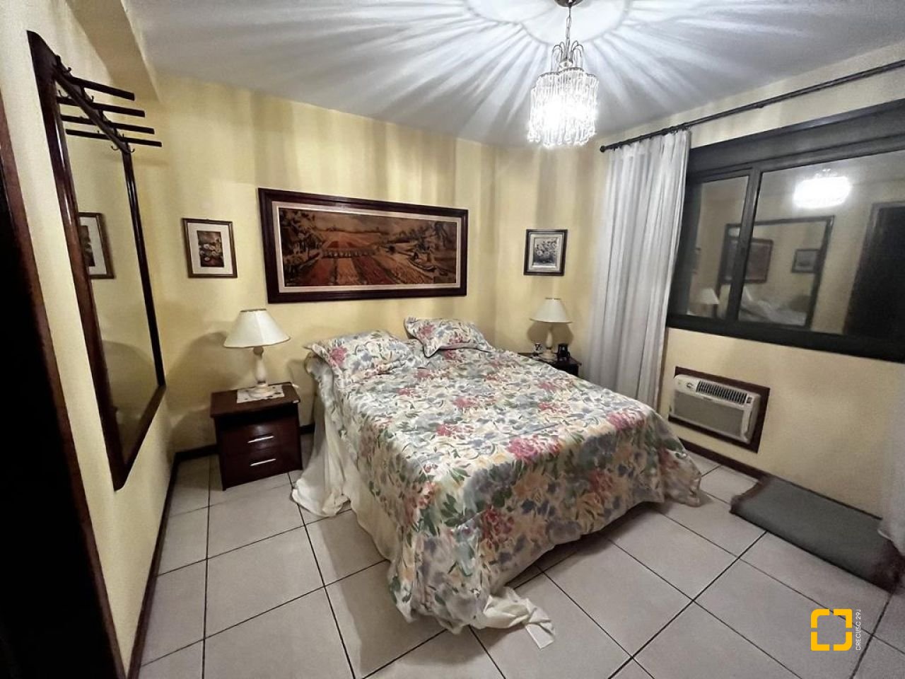 Apartamento com 140m², 5 quartos (sendo 2 suítes), 2 garagens, no bairro Centro em Florianópolis