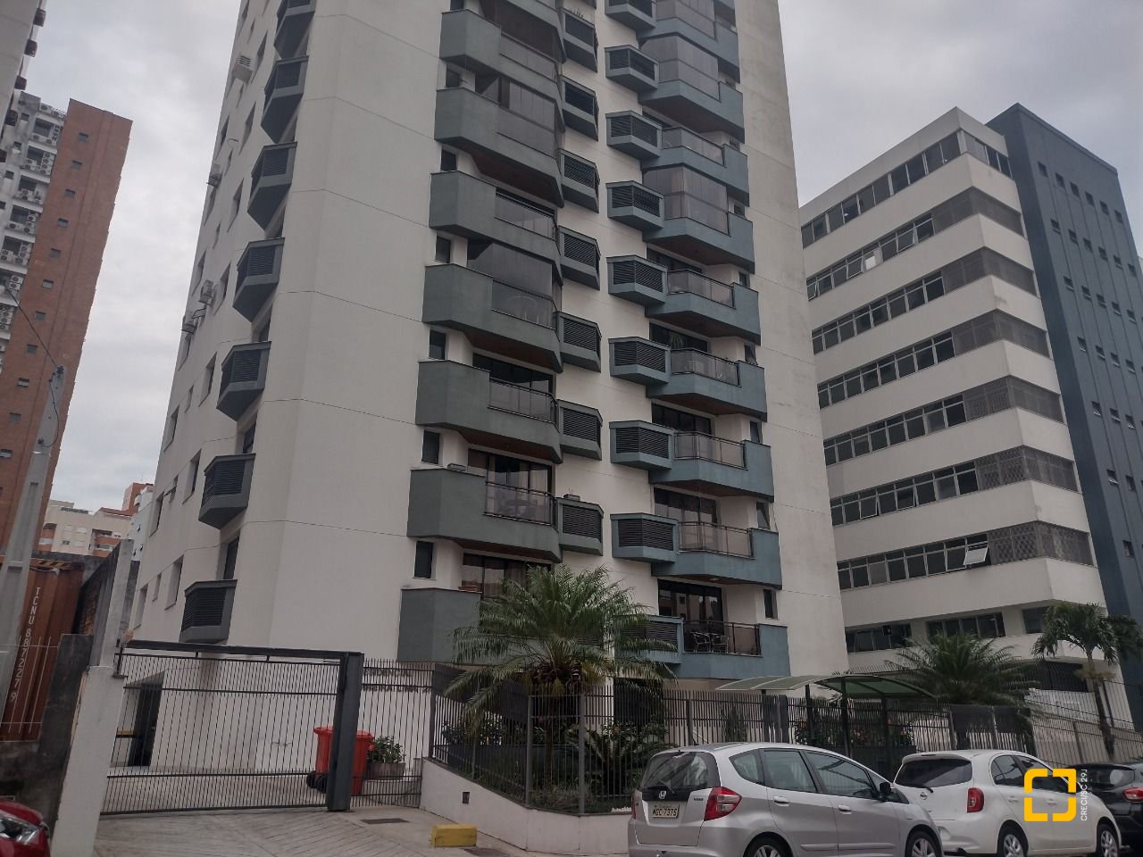 Apartamento com 140m², 5 quartos (sendo 2 suítes), 2 garagens, no bairro Centro em Florianópolis
