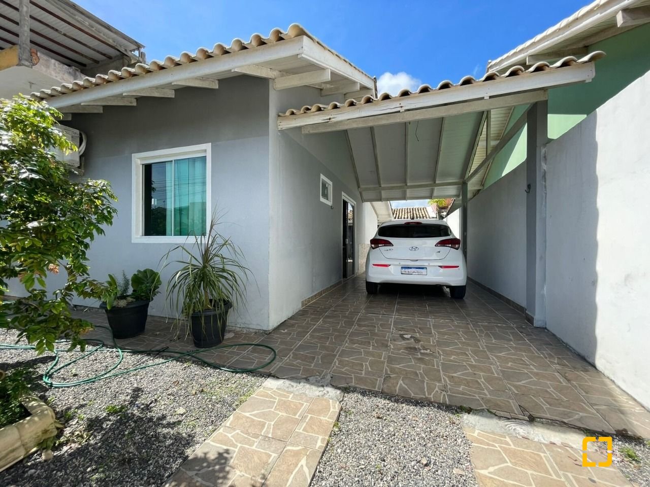 Casa com 56m², 3 quartos (sendo 1 suíte), 4 garagens, no bairro Rio Vermelho em Florianópolis