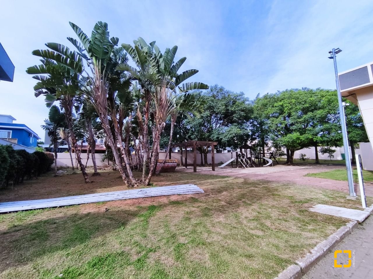 Casa com 327m², 8 quartos (sendo 3 suítes), 4 garagens, no bairro Ingleses em Florianópolis