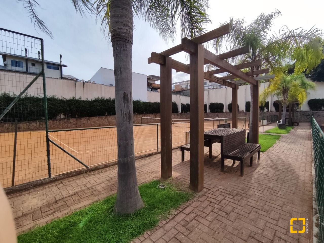 Casa com 327m², 8 quartos (sendo 3 suítes), 4 garagens, no bairro Ingleses em Florianópolis