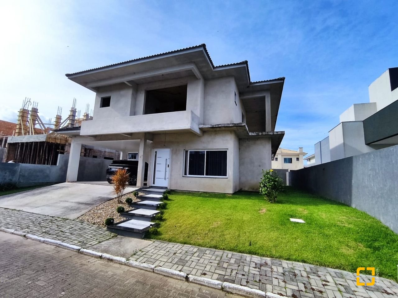 Casa com 327m², 8 quartos (sendo 3 suítes), 4 garagens, no bairro Ingleses em Florianópolis