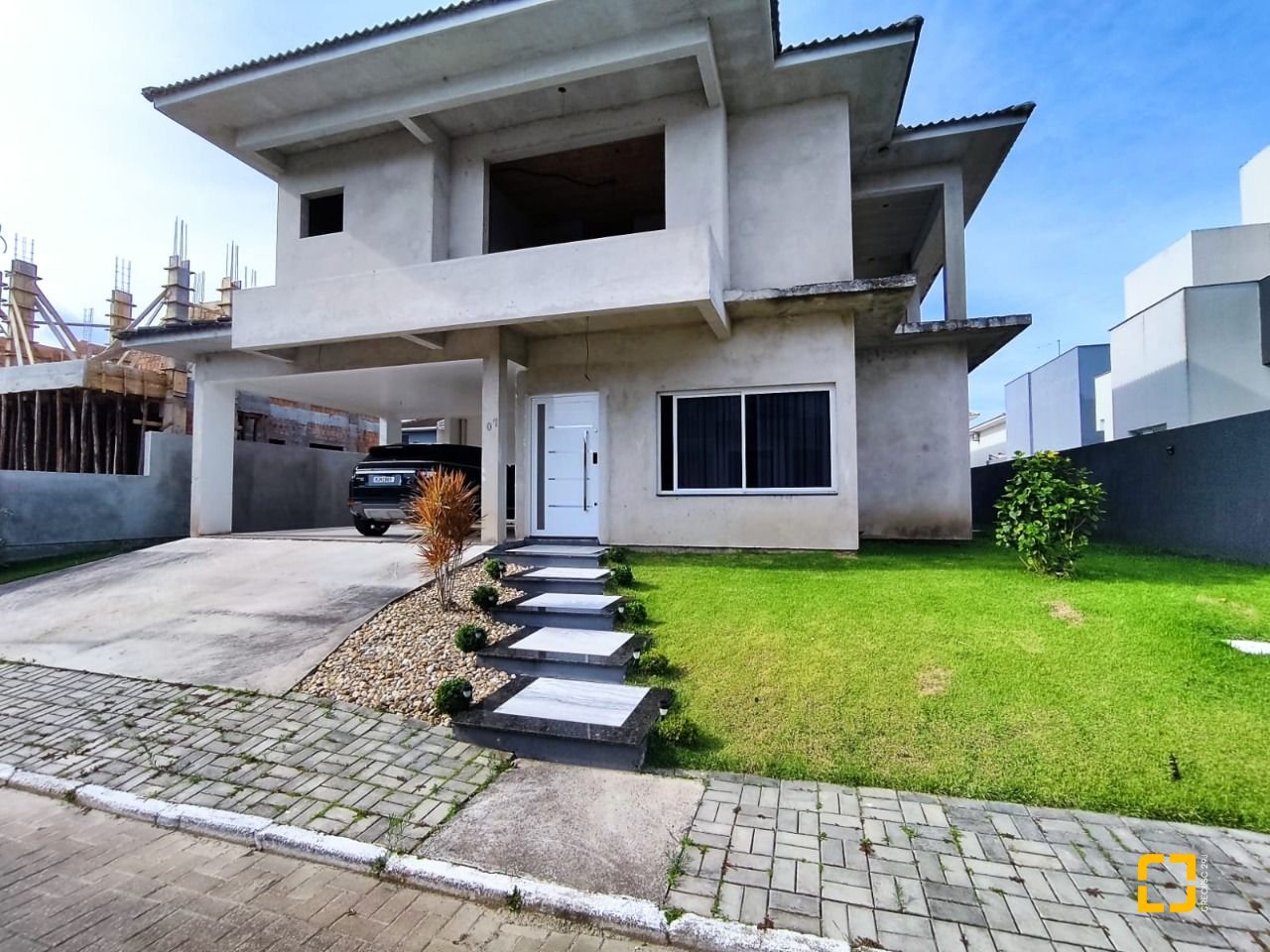 Casa com 327m², 8 quartos (sendo 3 suítes), 4 garagens, no bairro Ingleses em Florianópolis