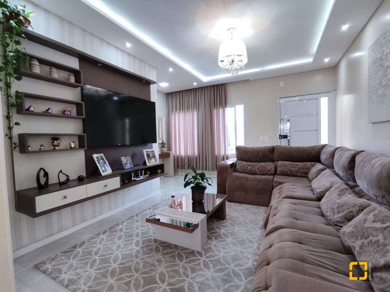 Casa com 327m², 8 quartos (sendo 3 suítes), 4 garagens, no bairro Ingleses em Florianópolis