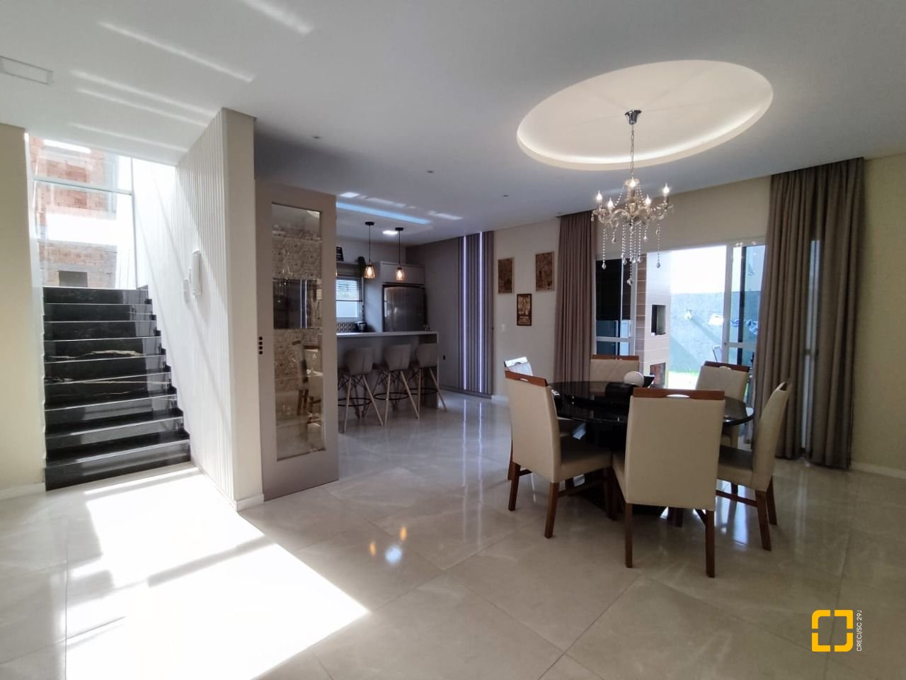 Casa com 327m², 8 quartos (sendo 3 suítes), 4 garagens, no bairro Ingleses em Florianópolis