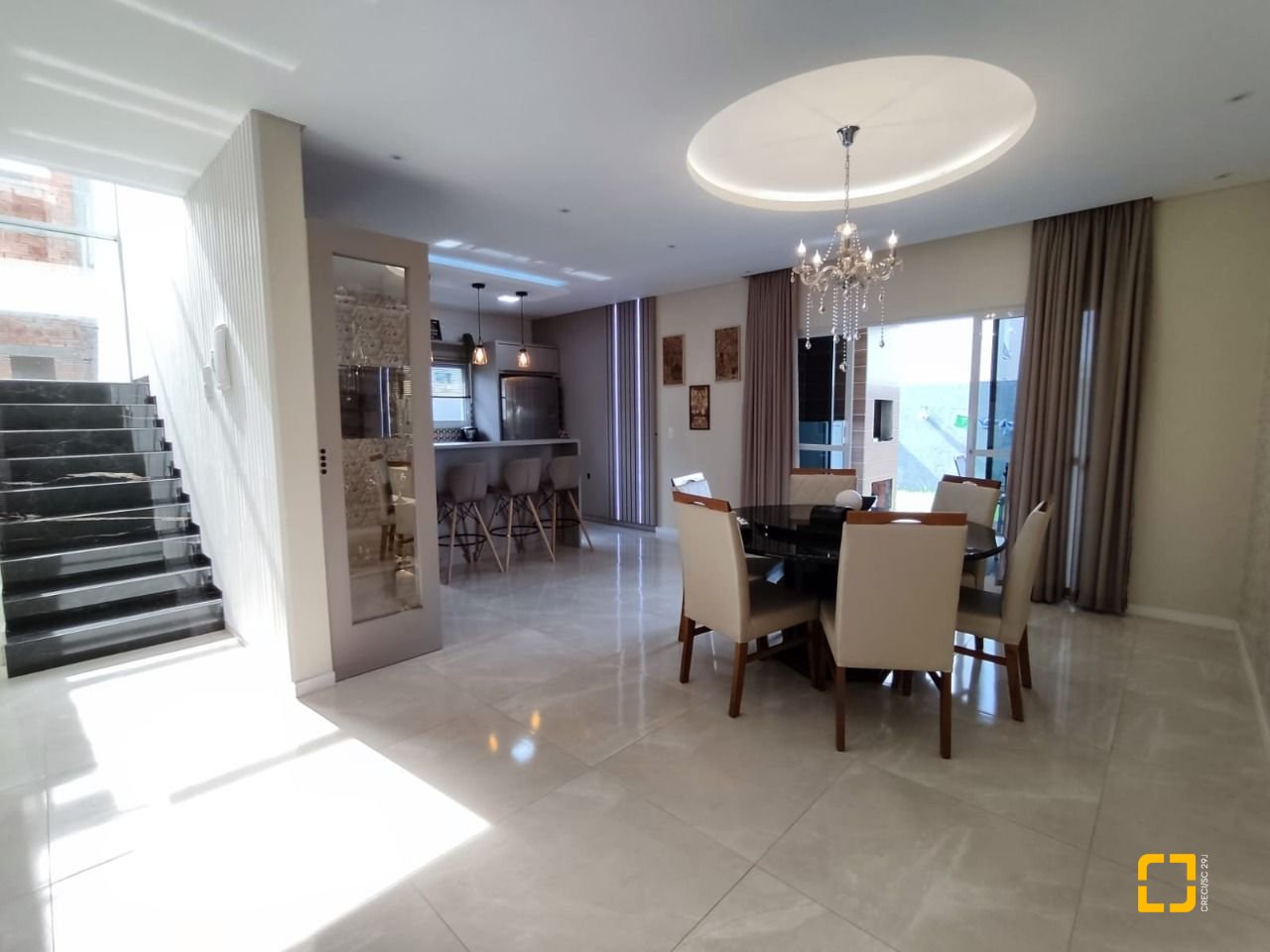 Casa com 327m², 8 quartos (sendo 3 suítes), 4 garagens, no bairro Ingleses em Florianópolis