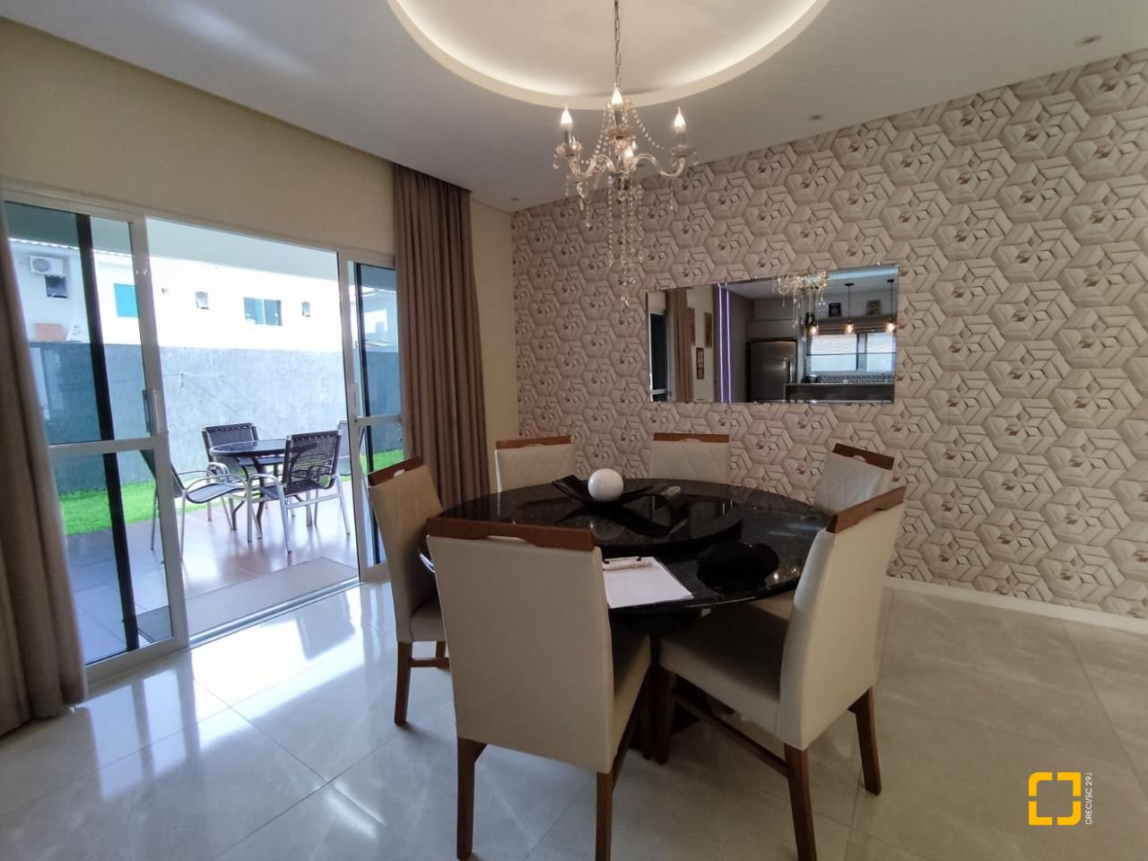 Casa com 327m², 8 quartos (sendo 3 suítes), 4 garagens, no bairro Ingleses em Florianópolis
