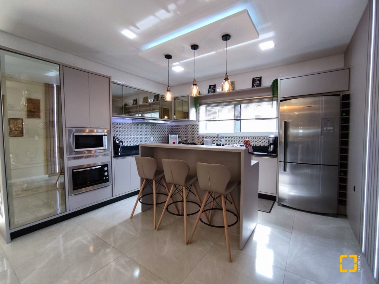Casa com 327m², 8 quartos (sendo 3 suítes), 4 garagens, no bairro Ingleses em Florianópolis