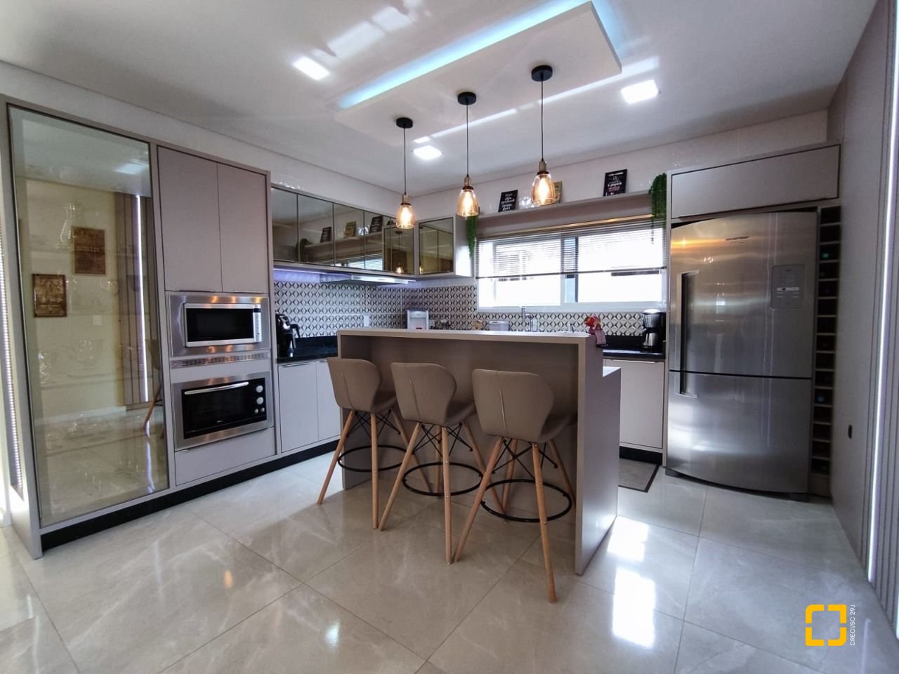 Casa com 327m², 8 quartos (sendo 3 suítes), 4 garagens, no bairro Ingleses em Florianópolis