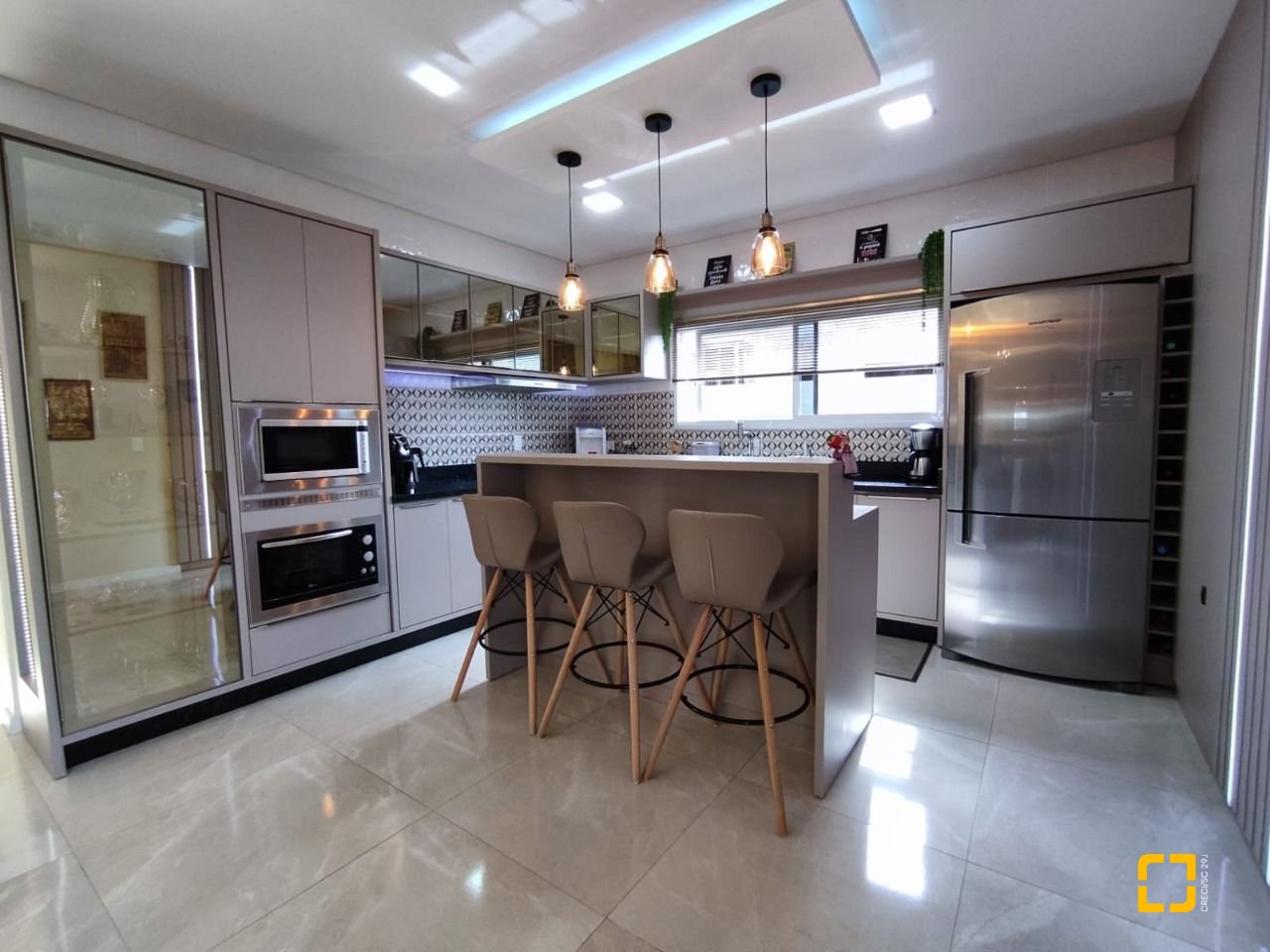 Casa com 327m², 8 quartos (sendo 3 suítes), 4 garagens, no bairro Ingleses em Florianópolis