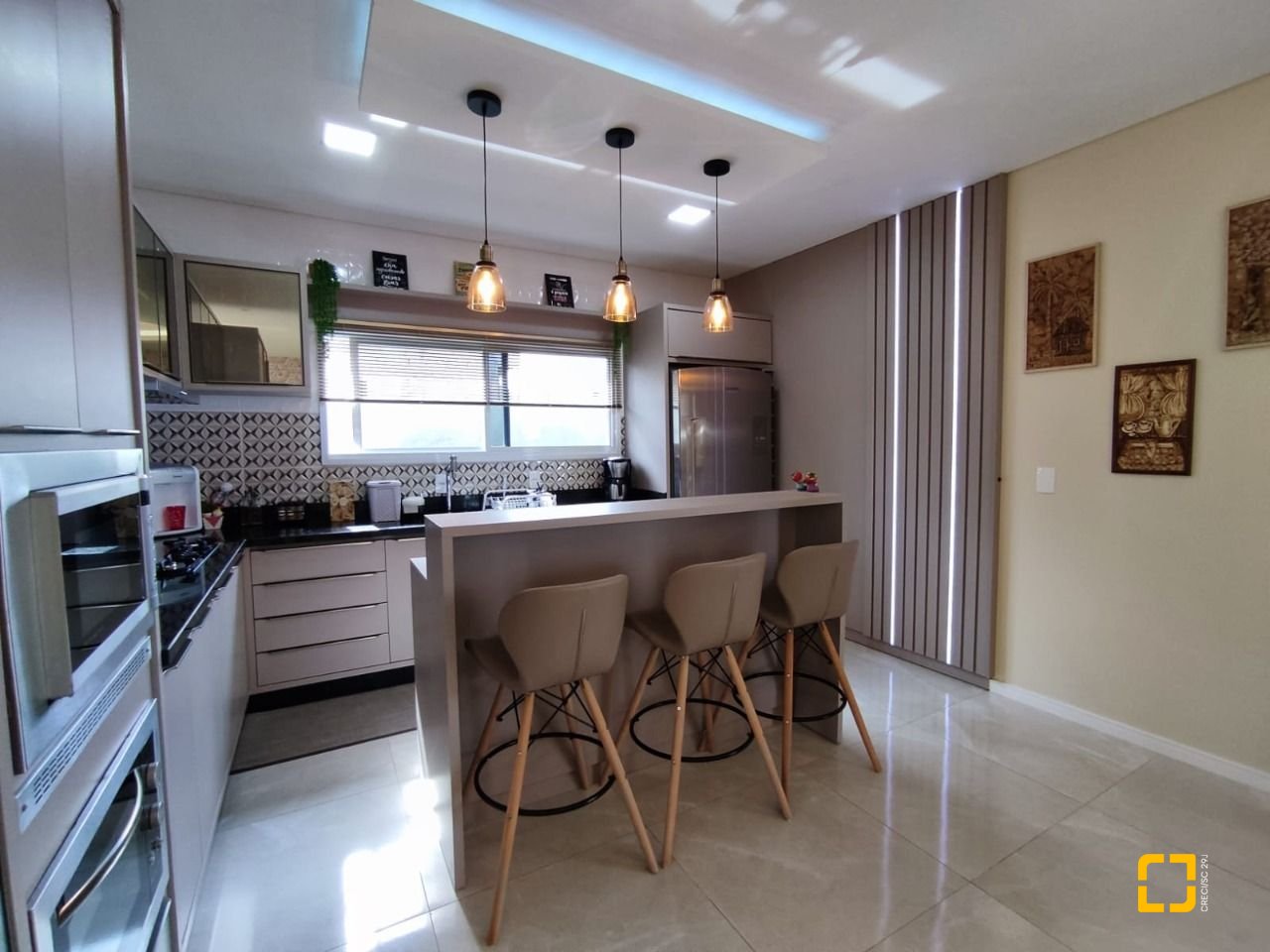 Casa com 327m², 8 quartos (sendo 3 suítes), 4 garagens, no bairro Ingleses em Florianópolis