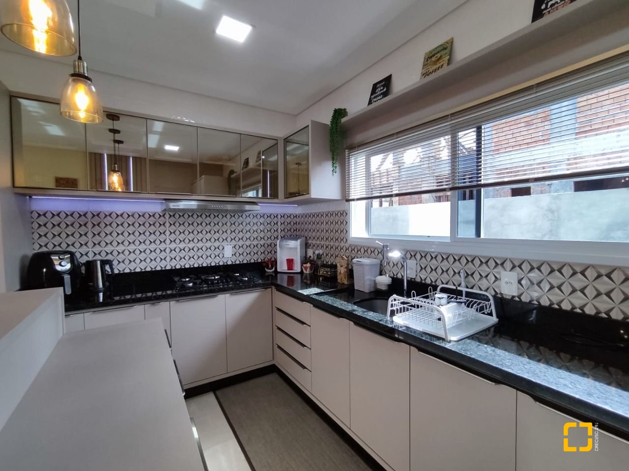 Casa com 327m², 8 quartos (sendo 3 suítes), 4 garagens, no bairro Ingleses em Florianópolis