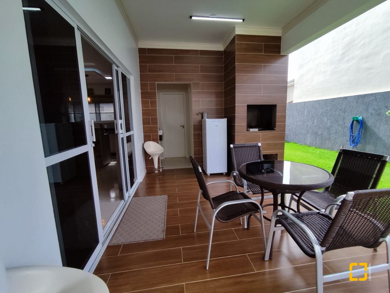 Casa com 327m², 8 quartos (sendo 3 suítes), 4 garagens, no bairro Ingleses em Florianópolis