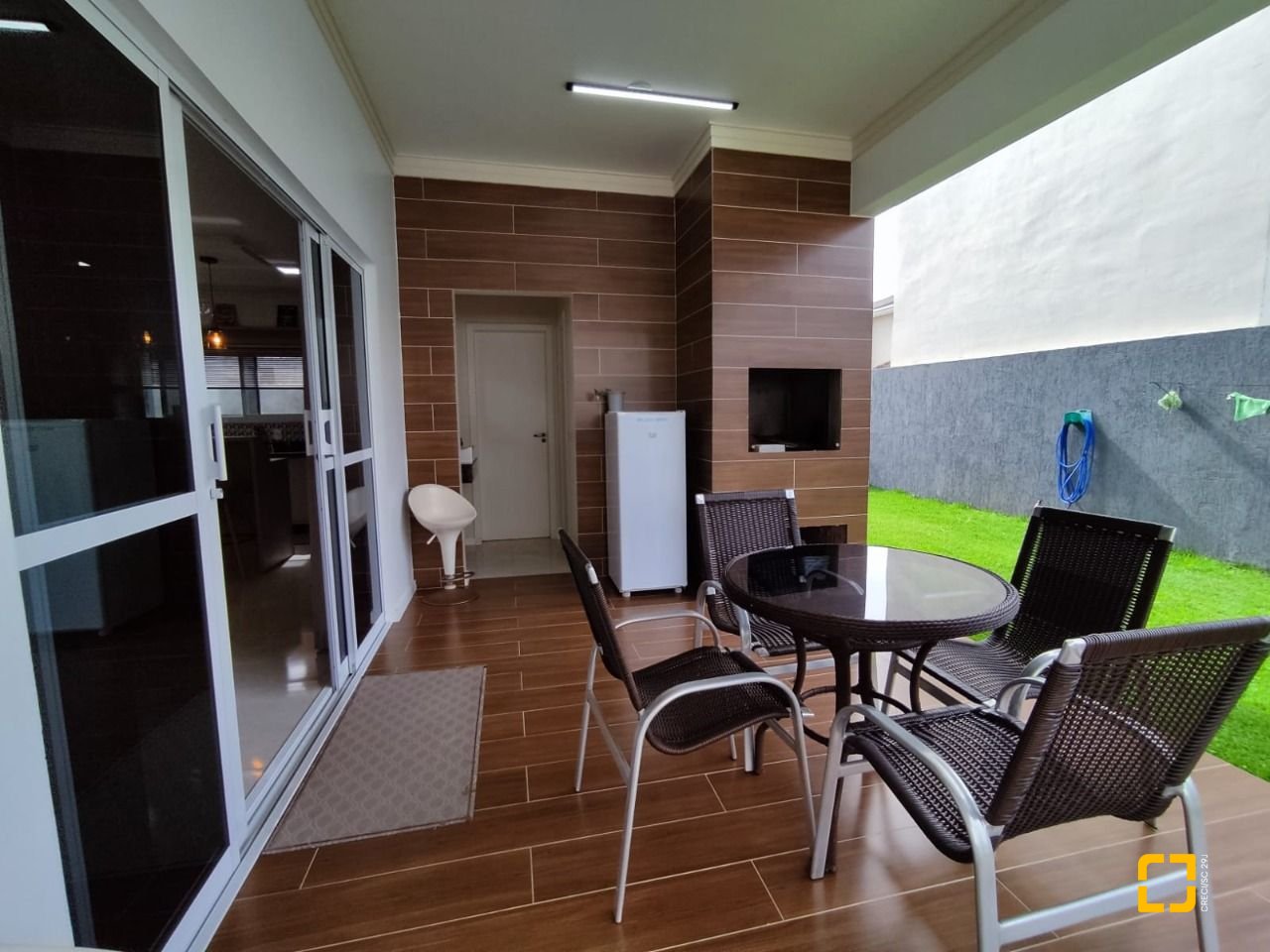 Casa com 327m², 8 quartos (sendo 3 suítes), 4 garagens, no bairro Ingleses em Florianópolis
